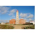 Rota dos faróis - Rota 1, Farol de torre prismática com edifício(s) anexo(s)